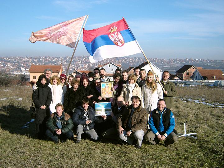 07 12-januar-i-hotel-Vrmac-104.jpg - In this photo, Serbian Founders of Invincibility hold the flag of Serbia and the flag of the Global Country of World Peace, as well as a photo of Maharishi?s master, Brahmanand Saraswati, Jagatguru Bhagavan Shankaracharya of Jyotir Math, Himalayas, and a photo of the Maharishi Invincibility Tower and Invincibility School.